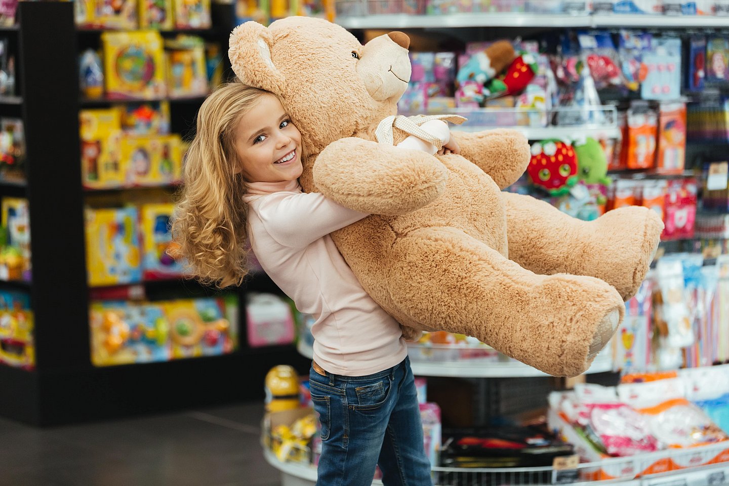 Raben for FMCG nonfood Bambina e orsacchiotto di peluche